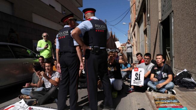 Numerosas personas protestan ante la oficina de la empresa de mensajería Unipost en Terrassa (Barcelona), donde agentes de la Guardia Civil están realizando un registro en el que se han incautado de abundante documentación relacionada con el censo del referéndum del 1-O