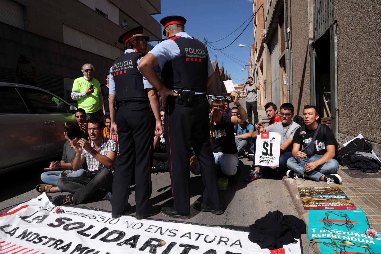 Numerosas personas protestan ante la oficina de la empresa de mensajería Unipost en Terrassa (Barcelona), donde agentes de la Guardia Civil están realizando un registro en el que se han incautado de abundante documentación relacionada con el censo del referéndum del 1-O