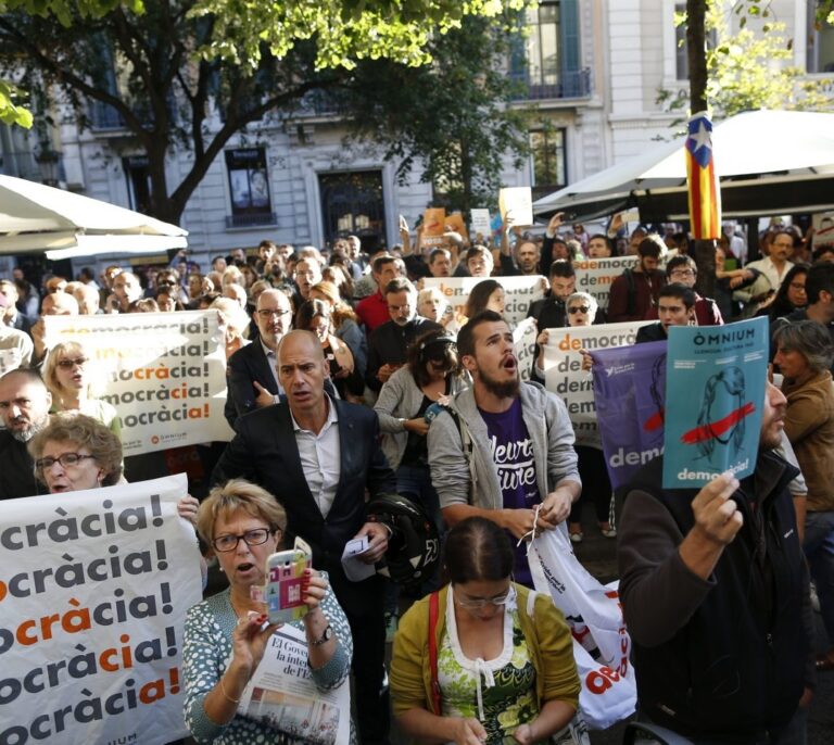 Los funcionarios 'rebeldes' de la Generalitat se exponen a perder su empleo