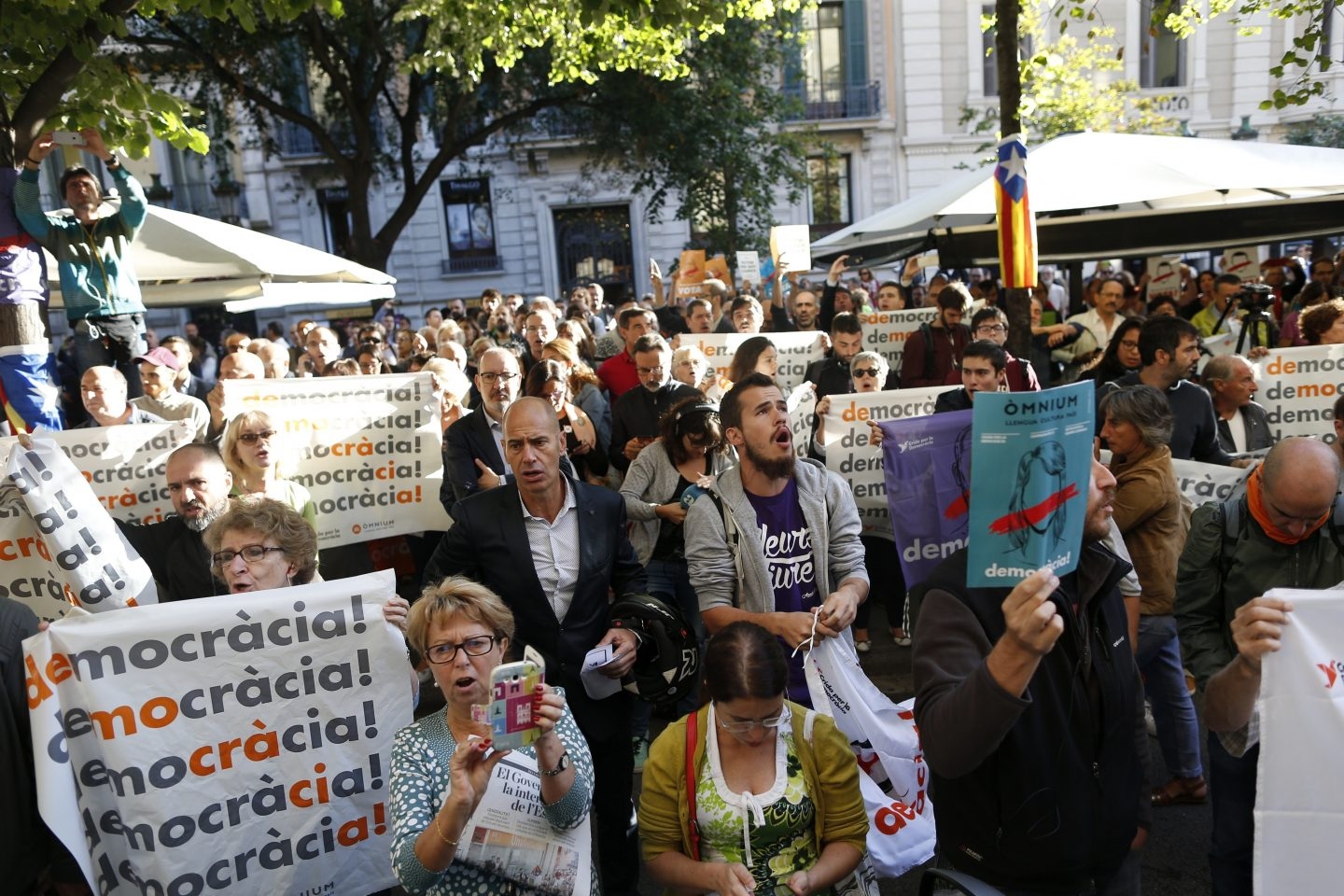 Los funcionarios 'rebeldes' de la Generalitat se exponen a perder su empleo