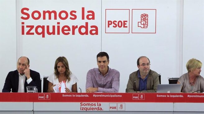 Pedro Sánchez llama al orden al grupo socialista y a Susana Díaz tras el conato de rebelión
