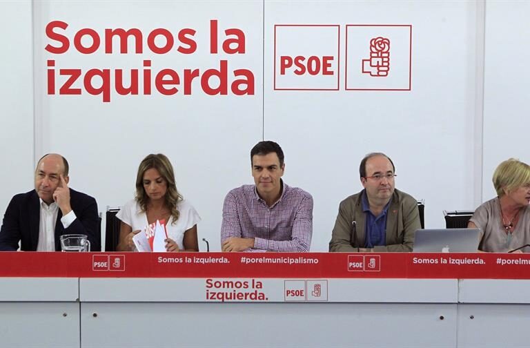 Pedro Sánchez llama al orden al grupo socialista y a Susana Díaz tras el conato de rebelión