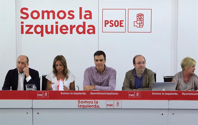 Pedro Sánchez llama al orden al grupo socialista y a Susana Díaz tras el conato de rebelión