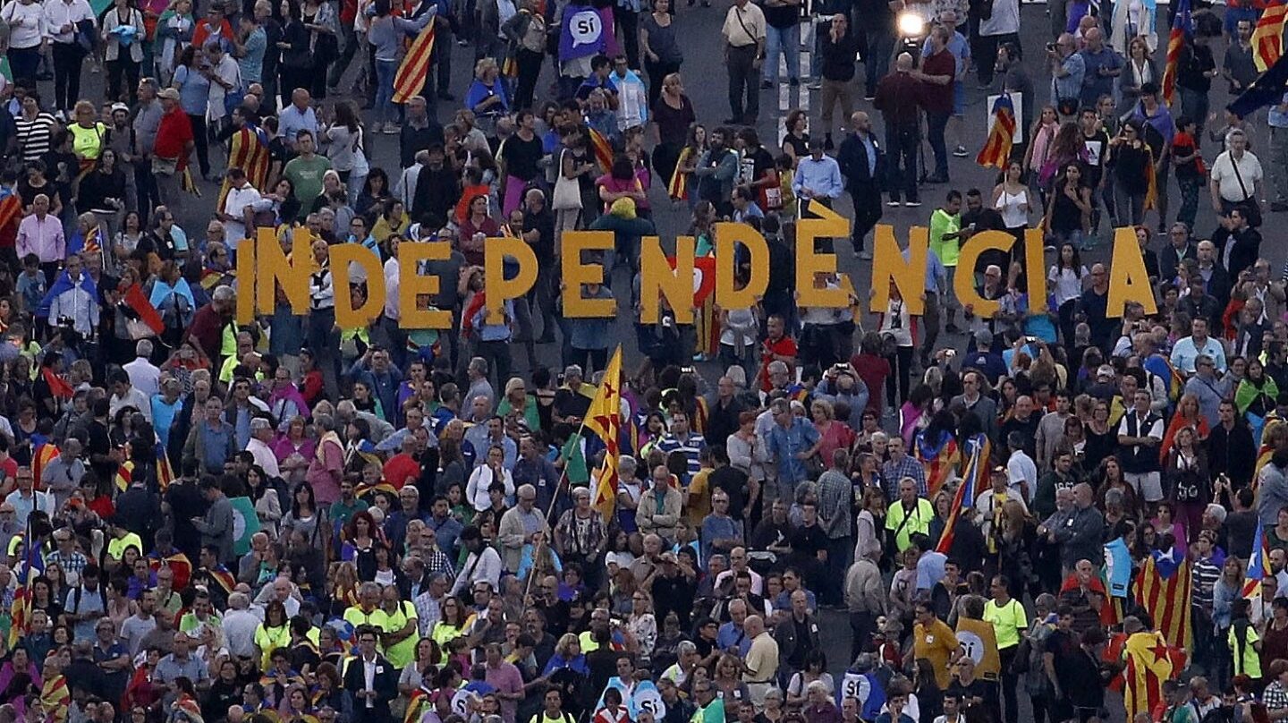 Manifestantes forman la palabra 'independencia' en un acto de campaña por el referéndum de Cataluña.