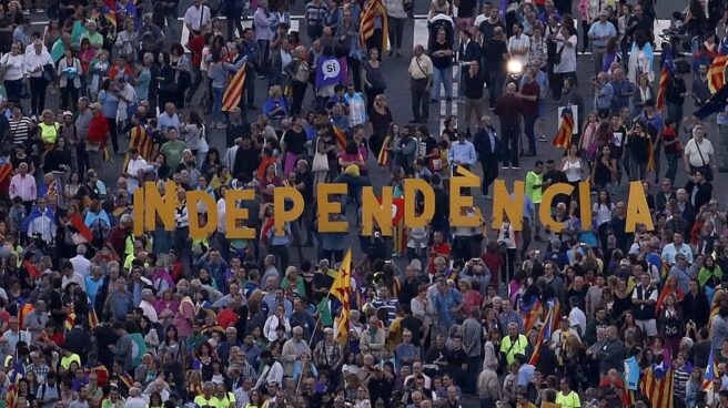 Manifestantes forman la palabra 'independencia' en un acto de campaña por el referéndum de Cataluña.