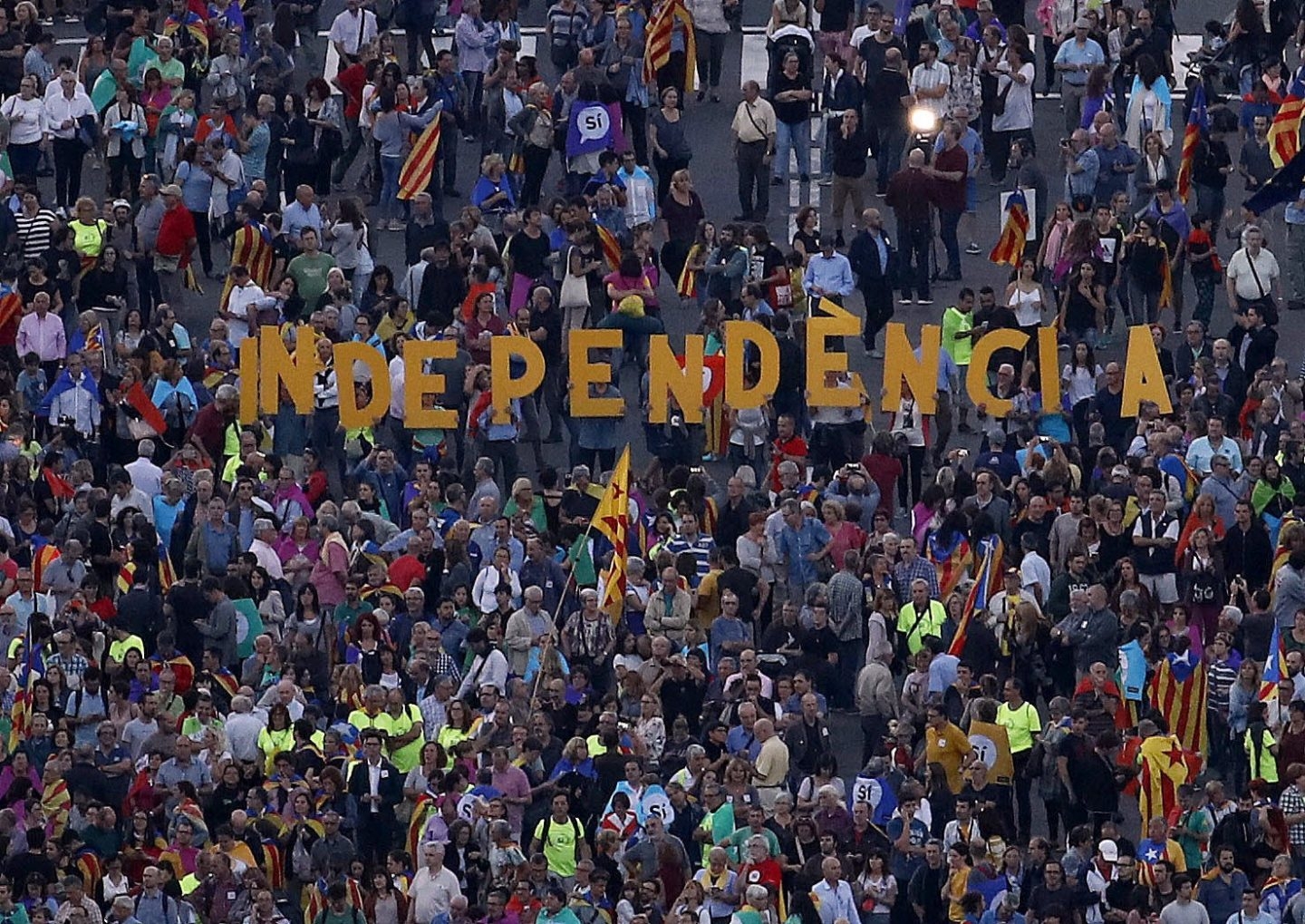 Manifestantes forman la palabra 'independencia' en un acto de campaña por el referéndum de Cataluña.