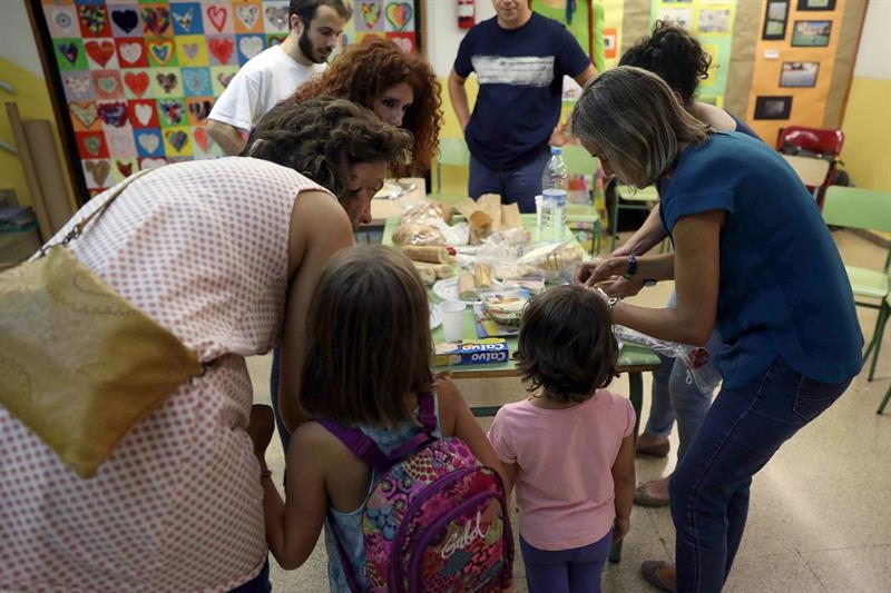 Padres y alumnos organizan actividades con el fin de evitar la entrada y precinto policial al ser un colegio electoral para el referéndum del 1-O.