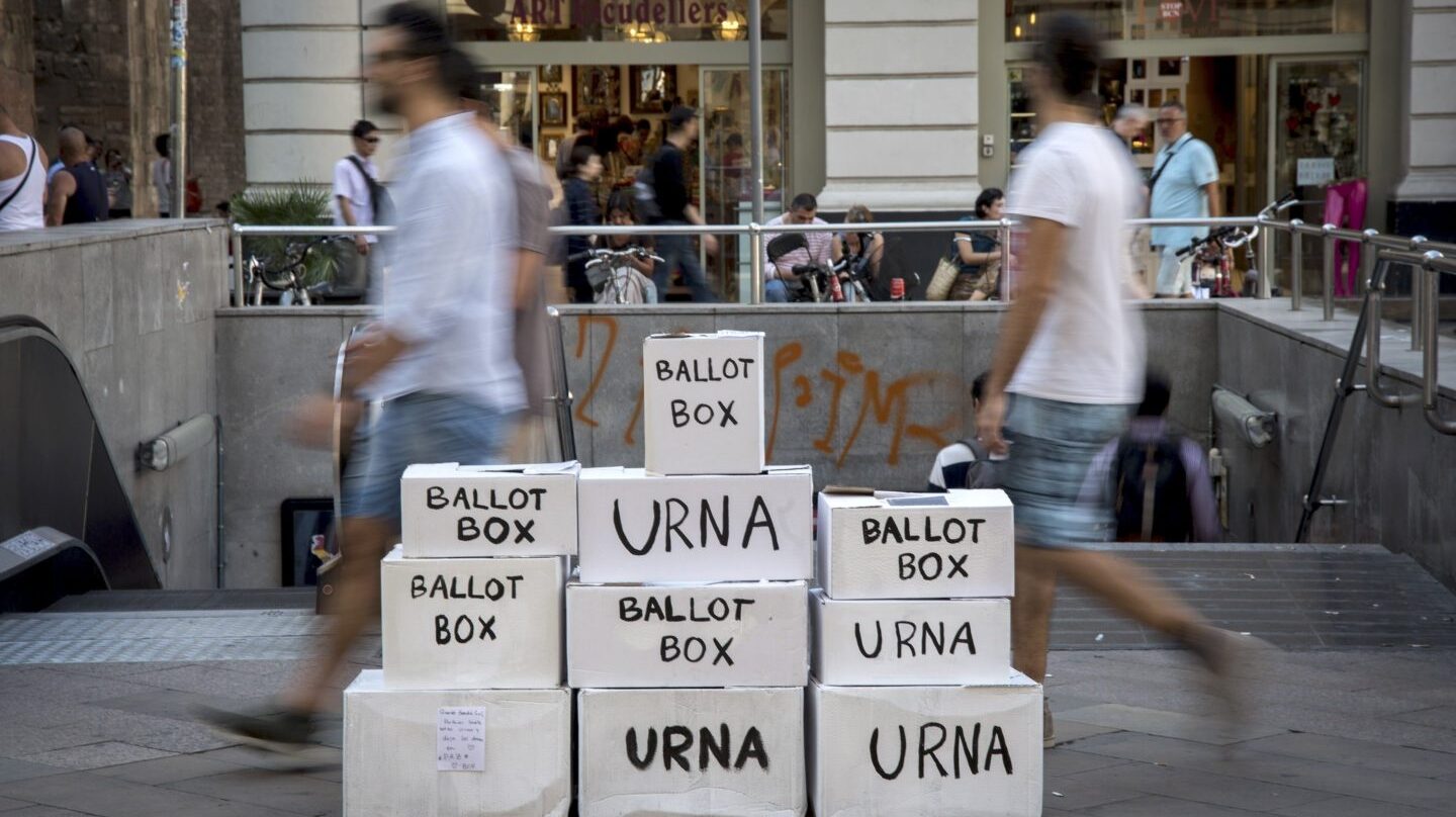 una instalación con urnas, en referencia al referendum del 1-O, en una calle del centro de Barcelona.