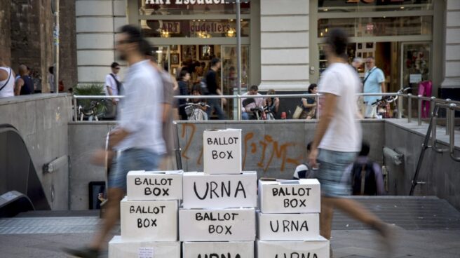 una instalación con urnas, en referencia al referendum del 1-O, en una calle del centro de Barcelona.