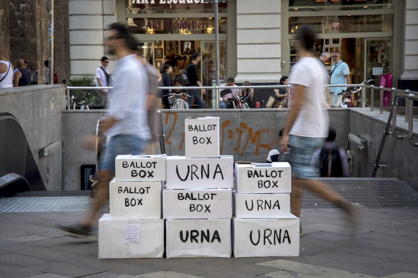 una instalación con urnas, en referencia al referendum del 1-O, en una calle del centro de Barcelona.