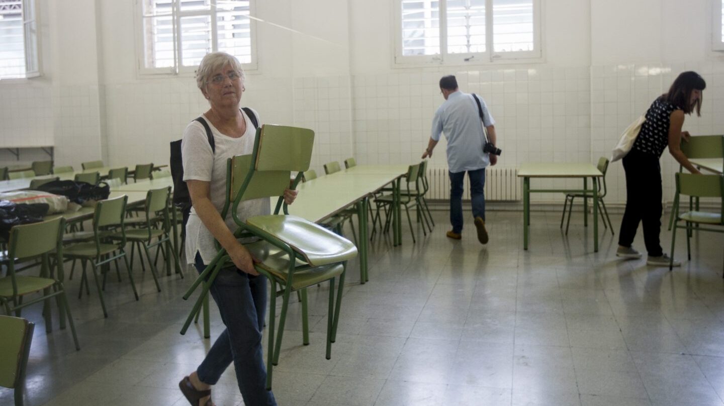 La consellera de Educación, Clara Ponsatí, visita escuelas ocupadas por padres para que puedan ser utilizados como centros de votación para el referéndum del 1-O.