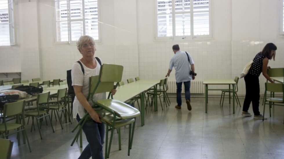 La consellera de Educación, Clara Ponsatí, visita escuelas ocupadas por padres para que puedan ser utilizados como centros de votación para el referéndum del 1-O.