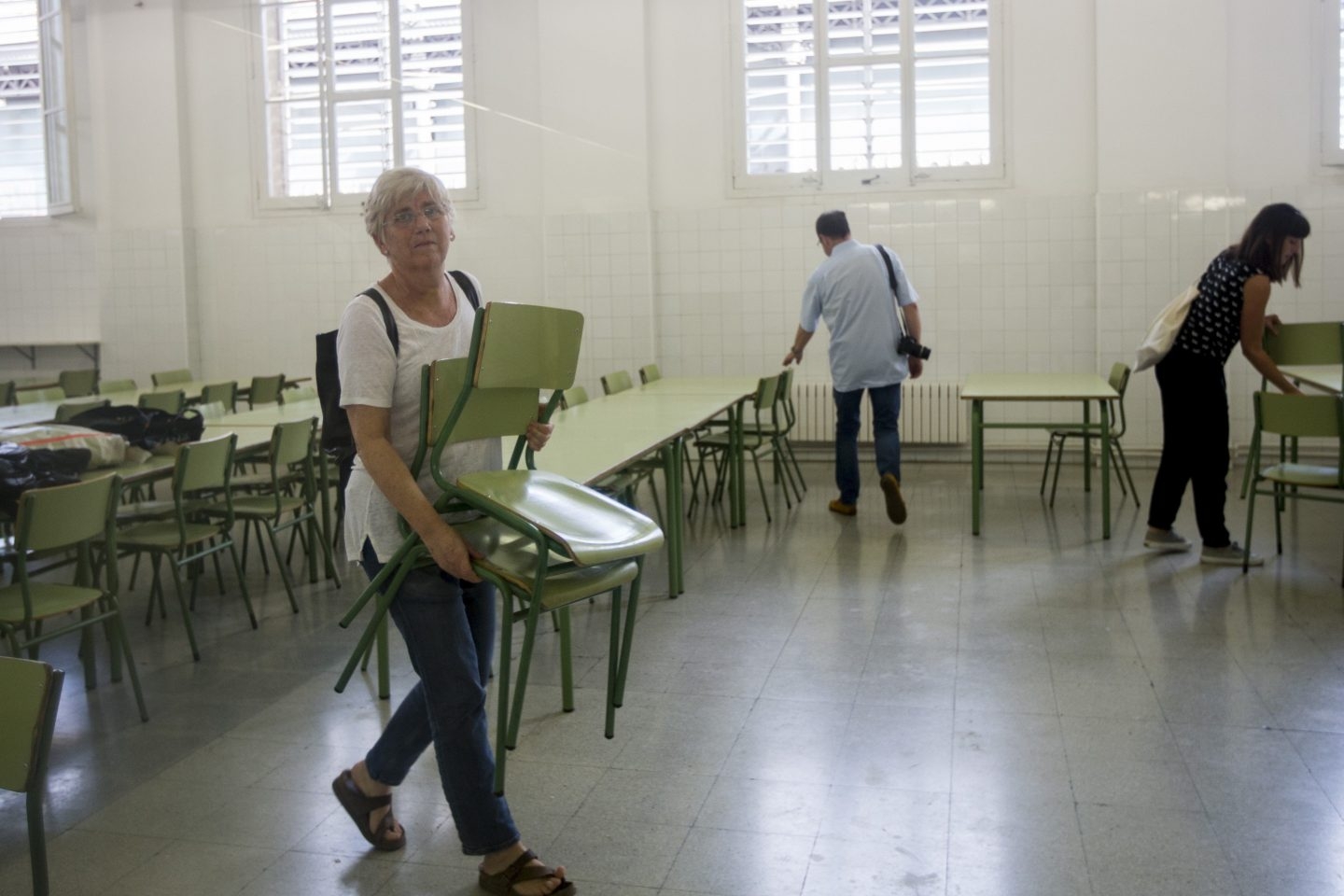 La consellera de Educación, Clara Ponsatí, visita escuelas ocupadas por padres para que puedan ser utilizados como centros de votación para el referéndum del 1-O.