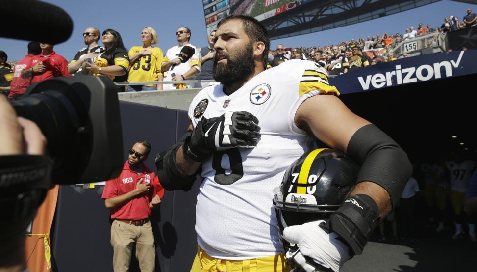 Alejandro Villanueva, escuchando el himno.