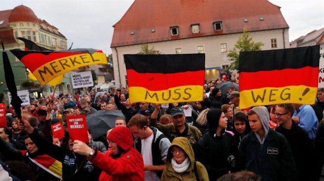 Los seguidores de la ultraderecha intentan boicotear un mitin de la canciller Merkel en Finsterwalde.