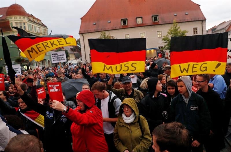 Los seguidores de la ultraderecha intentan boicotear un mitin de la canciller Merkel en Finsterwalde.