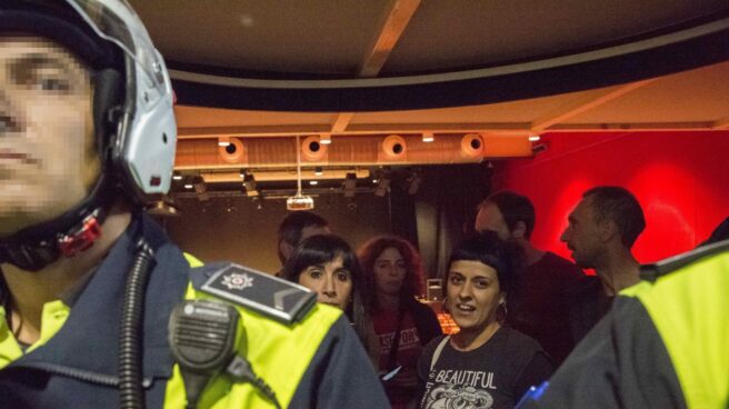Referéndum 1-O: Anna Gabriel, rodeada por la Policía en Vitoria.