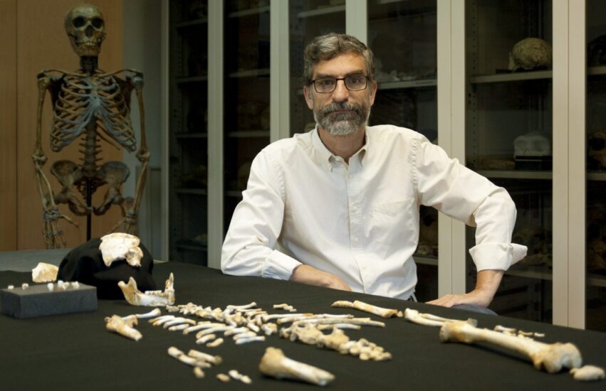 El investigador Antonio Rosas, junto al esqueleto del niño neandertal.
