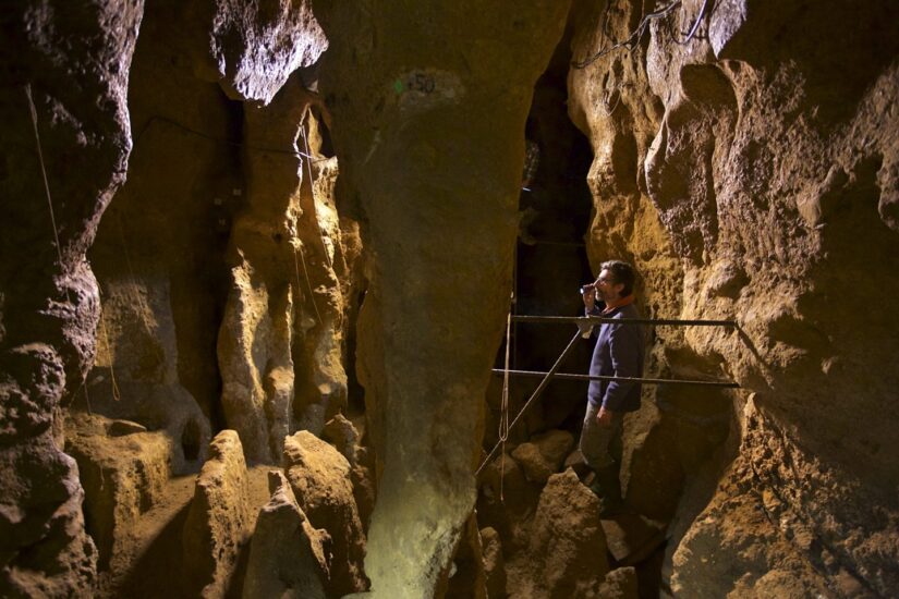 Antonio Rosas, en la cueva de El Sidrón.