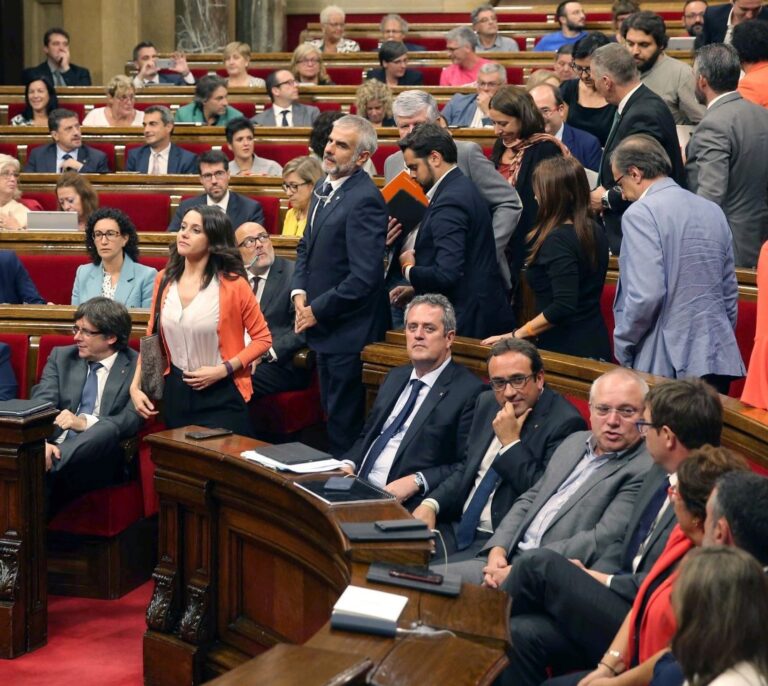 El TC anula el acuerdo del Parlament que permitió tramitar la ley del referéndum