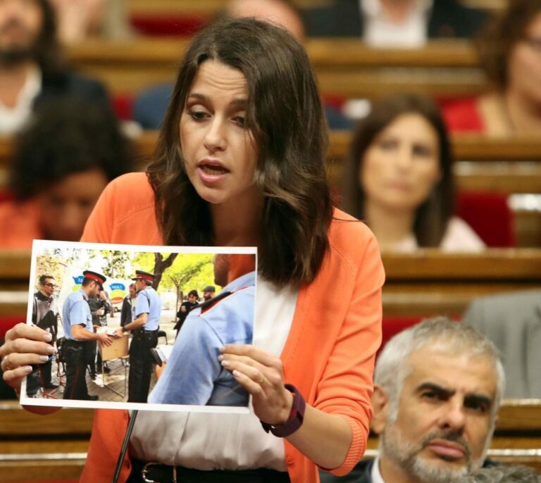 Arrimadas propone una moción de censura para convocar elecciones y evitar el 1-O