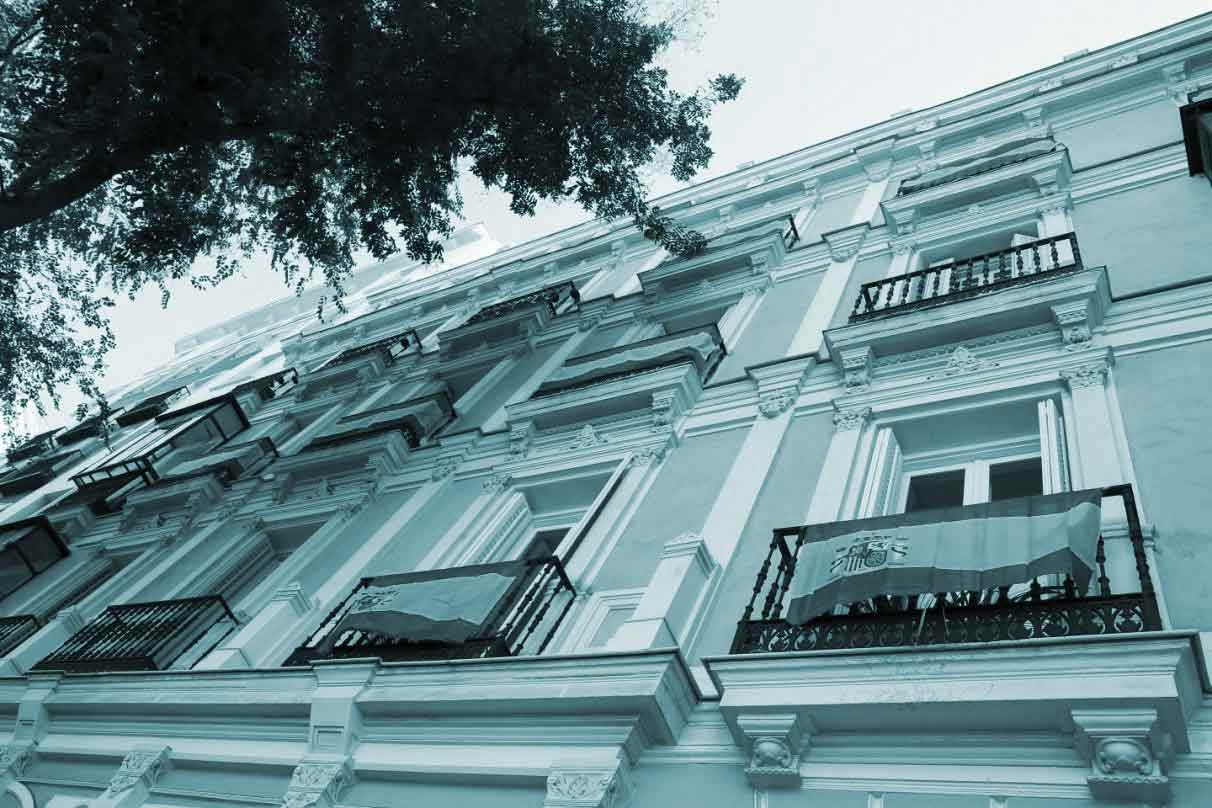 Banderas de España en balcones de Madrid.