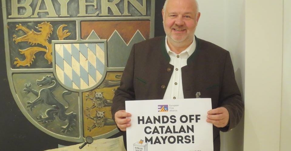 El líder del Partido de Baviera, Florian Weber, muestra su apoyo a los alcaldes independentistas catalanes