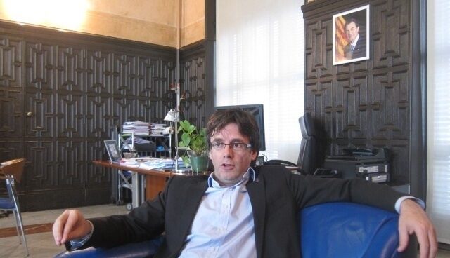 La Fiscalía Anticorrupción pide registros en Girona y estrecha el cerco sobre Puigdemont Carlos Puigdemont, en su etapa como alcalde de Girona con una foto de Artur Mas a sus espaldas.