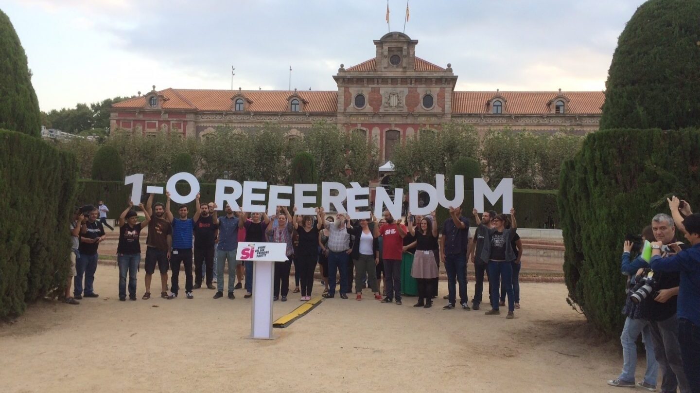 Referéndum 1-O: miembros la CUP se manifestan a las puertas del Parlament.