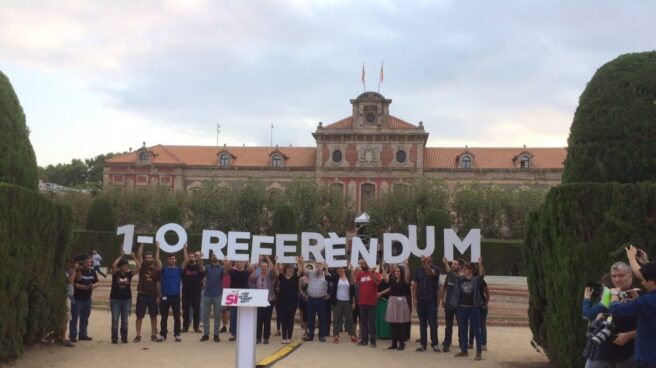Referéndum 1-O: miembros la CUP se manifestan a las puertas del Parlament.