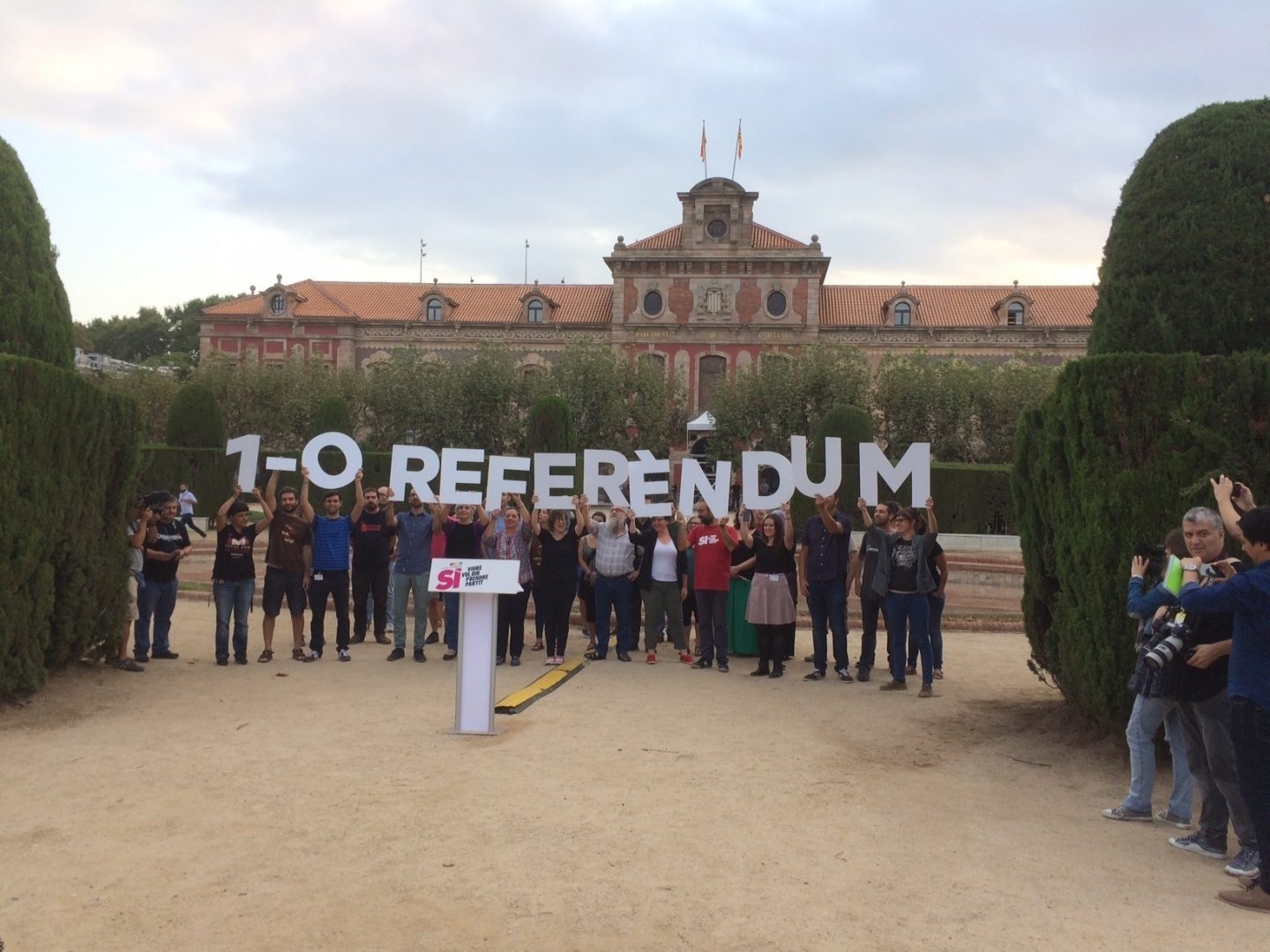 Referéndum 1-O: miembros la CUP se manifestan a las puertas del Parlament.