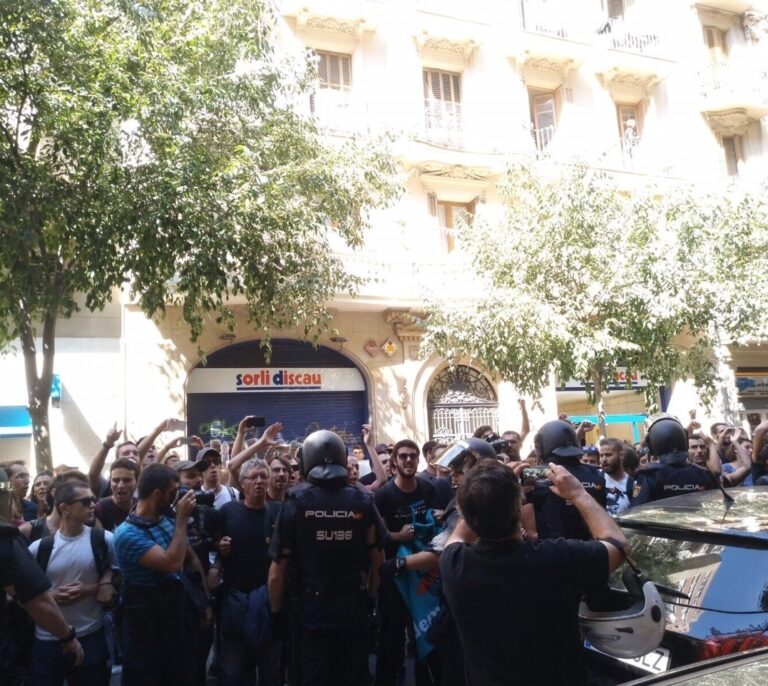 Docenas de vehículos de Policía esperan en el puerto de Barcelona para actuar el 1-O