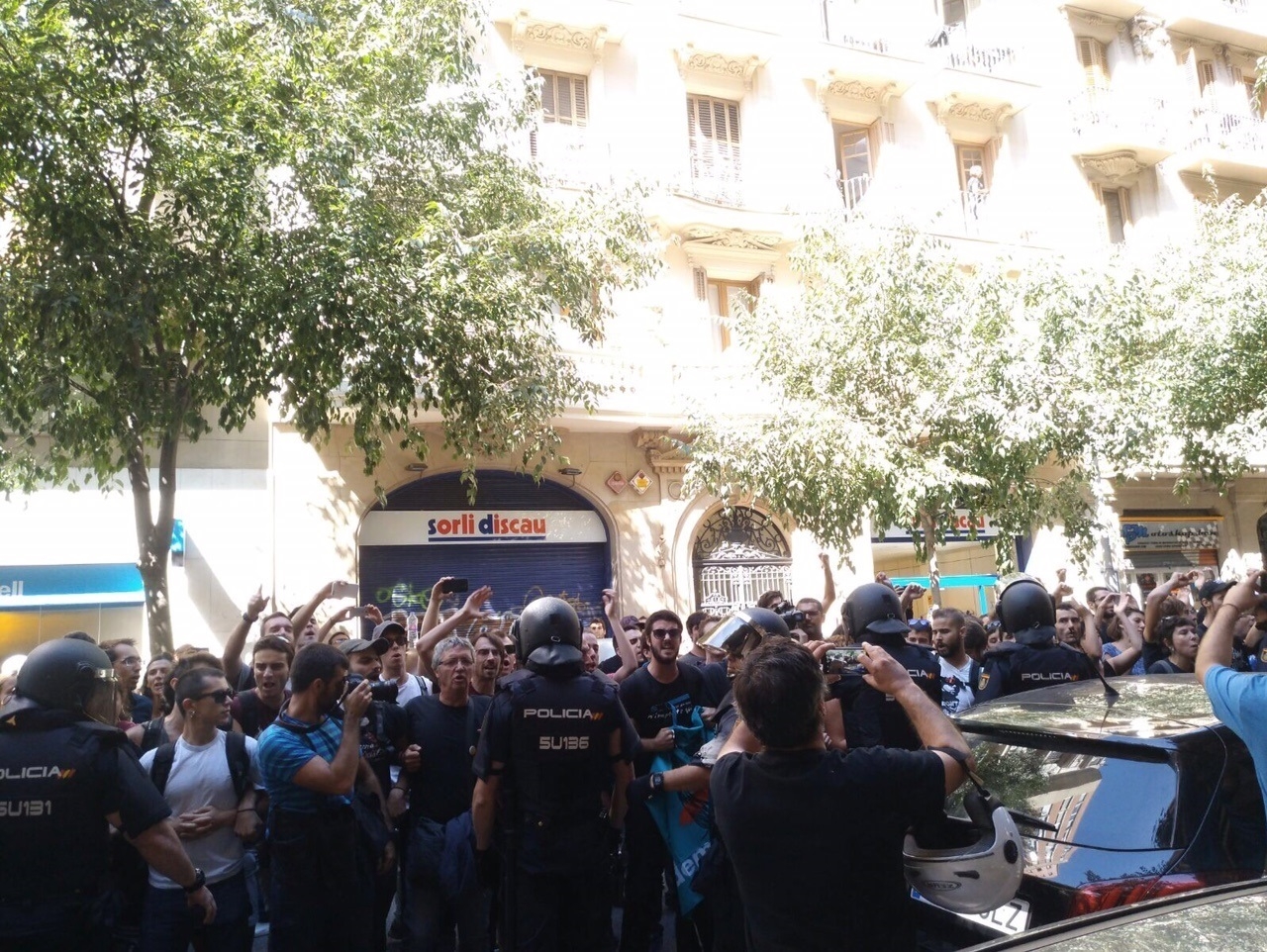 La Policía, ante la sede de la CUP en Barcelona.