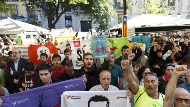 Referéndum 1-O: concentración ante la conselleria de Economía de la Generalitat.