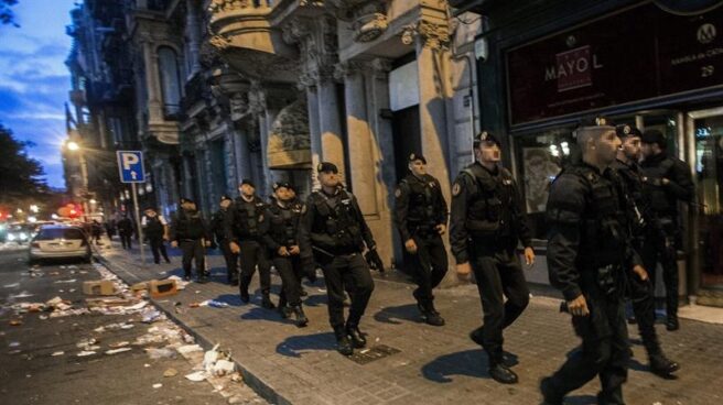 Agentes de la Guardia Civil abandonando la pasada semana la Consejería de Economía de la Generalitar tras su registro.