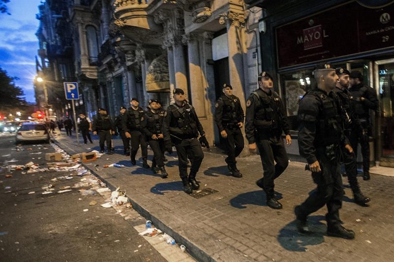 Agentes de la Guardia Civil abandonando la pasada semana la Consejería de Economía de la Generalitar tras su registro.