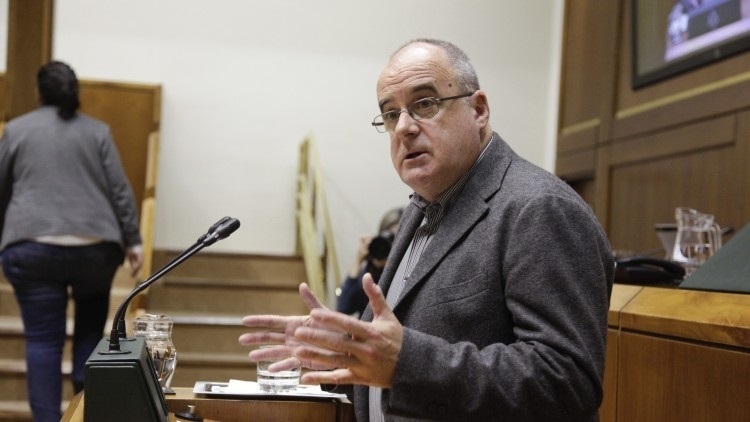 El portavoz del PNV en el Parlamento Vasco durante una intervención en la Cámara vasca.