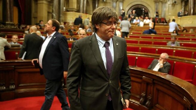 Carlos Puigdemont y Oriol Junqueras, en el salón de plenos del Parlamento de Cataluña.