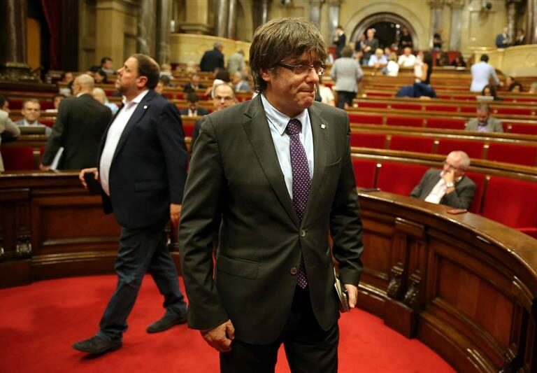 El TC suspende el referéndum y advierte a un millar de cargos de la comisión de delitos