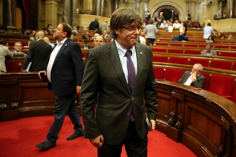 Carlos Puigdemont y Oriol Junqueras, en el salón de plenos del Parlamento de Cataluña.