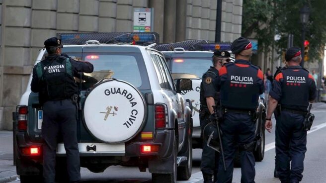 Guardias civiles y Mossos d'Esquadra, duante un operativo en Barcelona relacionado con el 1-O.