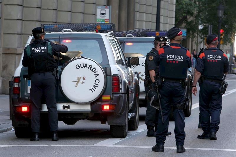 Guardias civiles y Mossos d'Esquadra, duante un operativo en Barcelona relacionado con el 1-O.