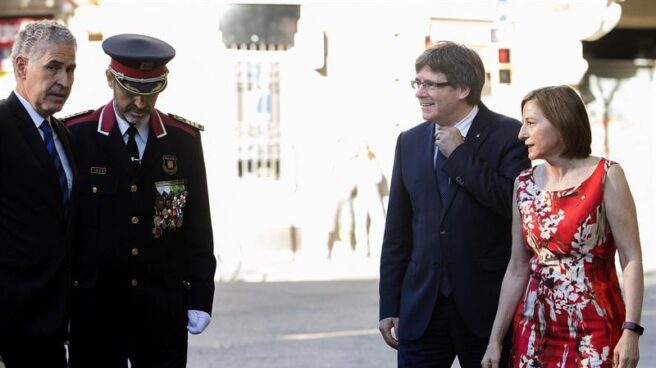 Carlos Puigdemont y la presidenta del 'Parlament', Carme Forcadell, en el homenaje a Rafael Casanova este lunes.