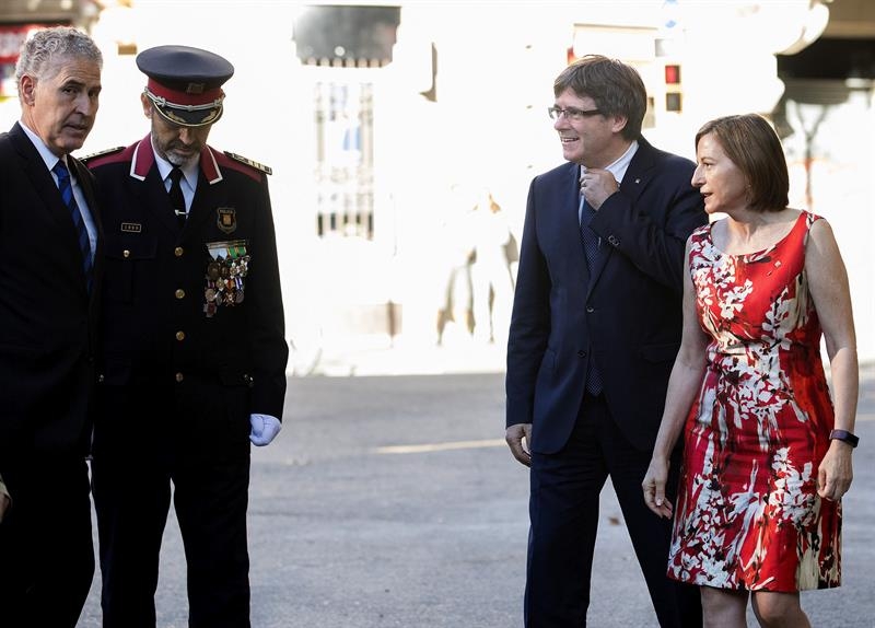 Carlos Puigdemont y la presidenta del 'Parlament', Carme Forcadell, en el homenaje a Rafael Casanova este lunes.