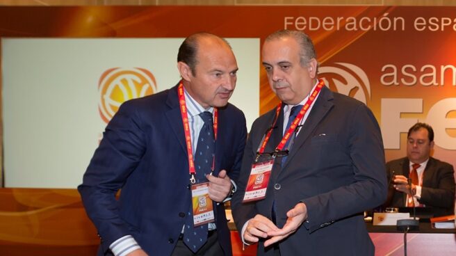 Luis Giménez y José Luis Sáez, en la asamblea de la Federación Española de Baloncesto de 2014.