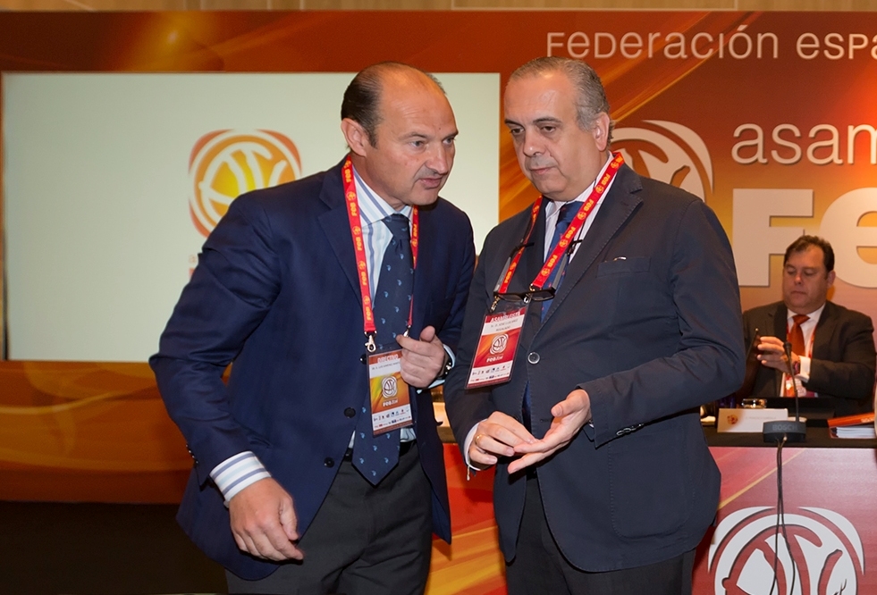 Luis Giménez y José Luis Sáez, en la asamblea de la Federación Española de Baloncesto de 2014.