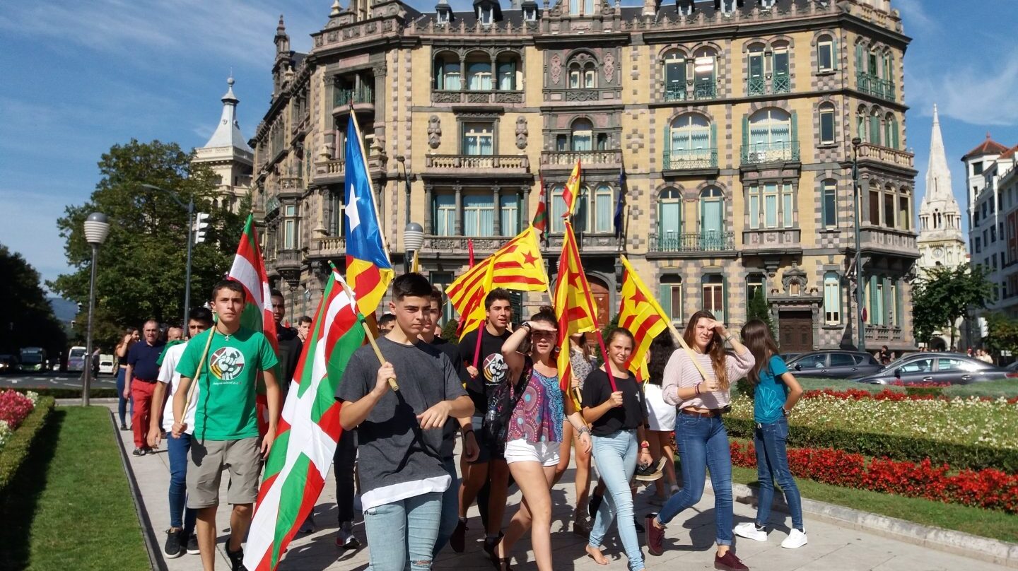 Una veintena de jóvenes se dirige al inicio de la marcha de Ernai en apoyo al 1-O que ha arrancado ante la subdelegación del Gobierno en Vizcaya.