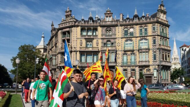 Una veintena de jóvenes se dirige al inicio de la marcha de Ernai en apoyo al 1-O que ha arrancado ante la subdelegación del Gobierno en Vizcaya.