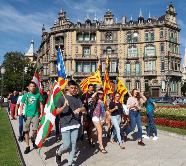 La izquierda abertzale también recurre a menores de edad en su campaña de apoyo al 1-O