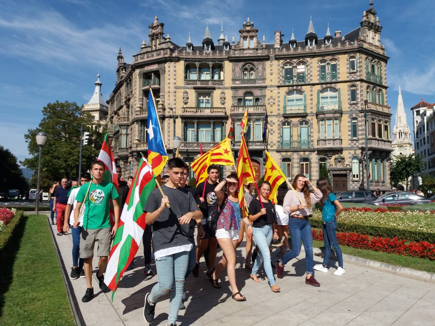Una veintena de jóvenes se dirige al inicio de la marcha de Ernai en apoyo al 1-O que ha arrancado ante la subdelegación del Gobierno en Vizcaya.